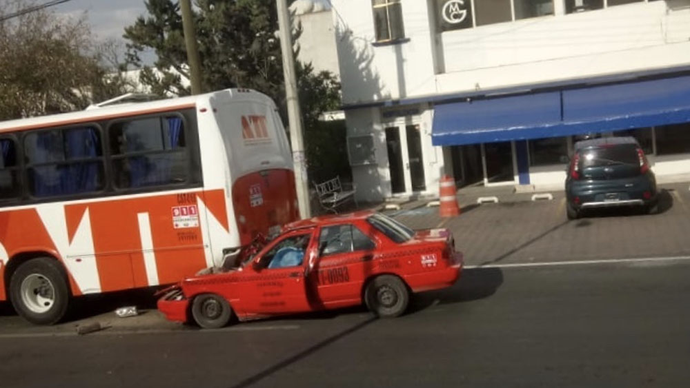 #Video Muere taxista tras choque contra camión