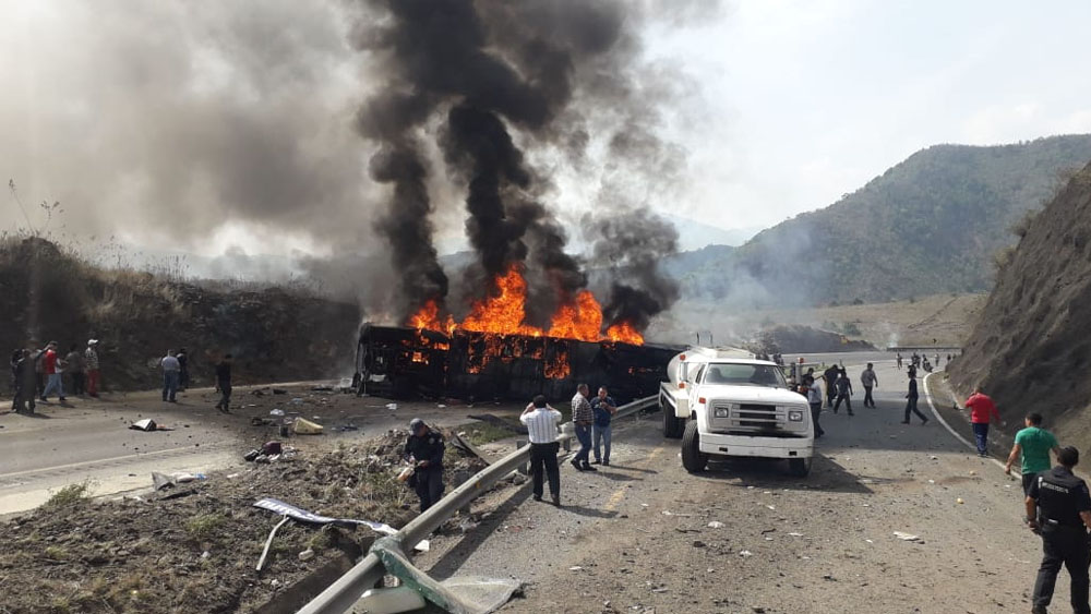 Choque entre autobús y tráiler en Veracruz deja al menos 21 muertos