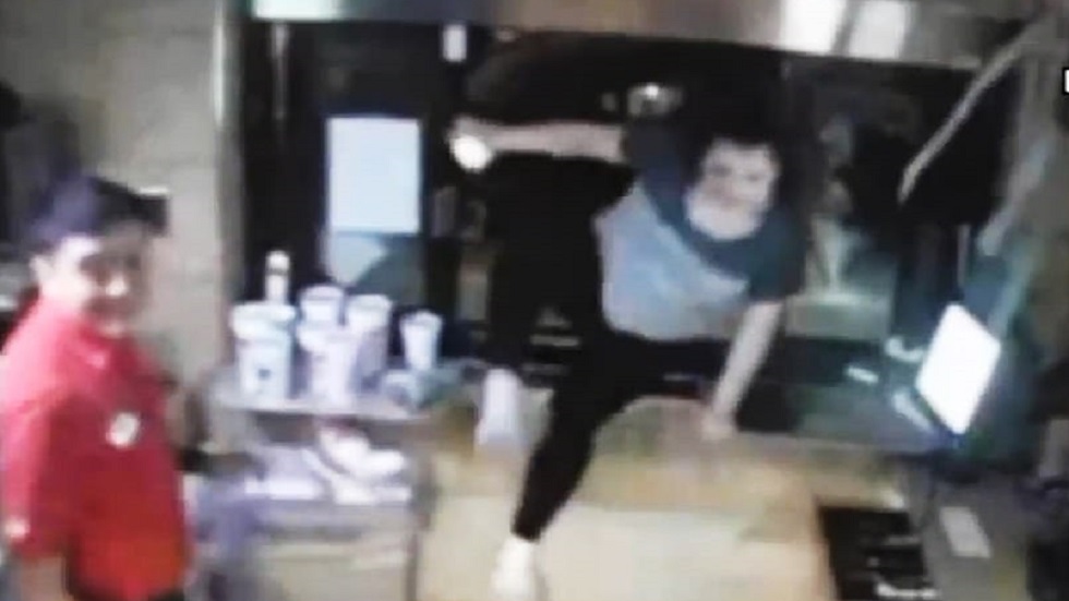 #Video Saltan por ventana de restaurante para refugiarse de tornado