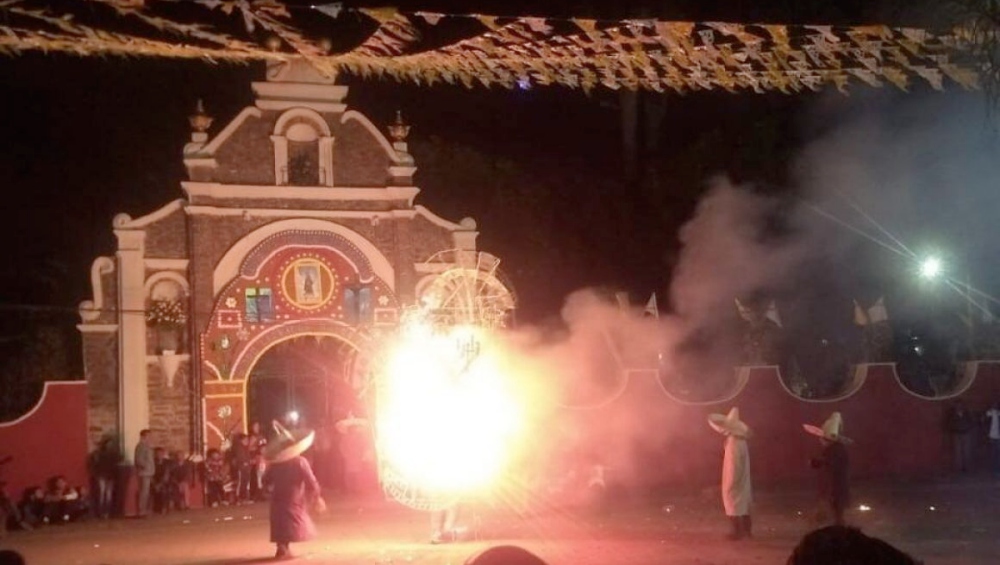 Lanzan cohetes en Metepec pese a contingencia ambiental