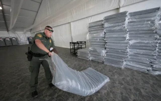 Instalan carpa para albergar a migrantes indocumentados en El Paso - colchonetas-640x400