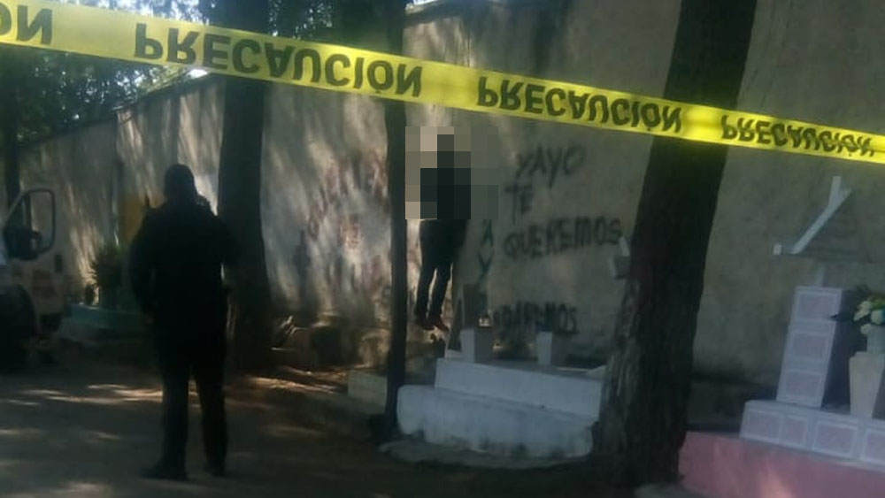 Hallan a hombre colgado en panteón de Azcapotzalco