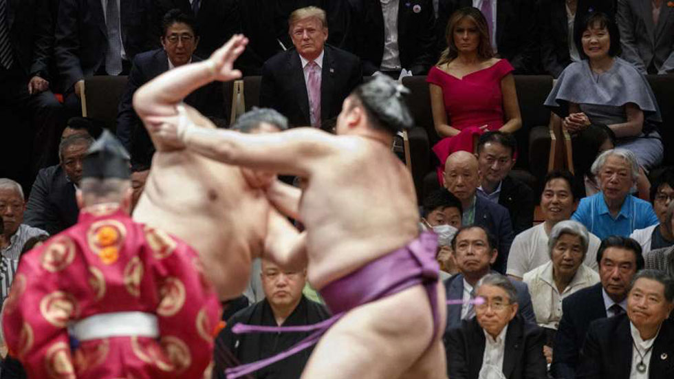 Donald Trump disfruta de combate de sumo en Japón - competicion-de-sumo