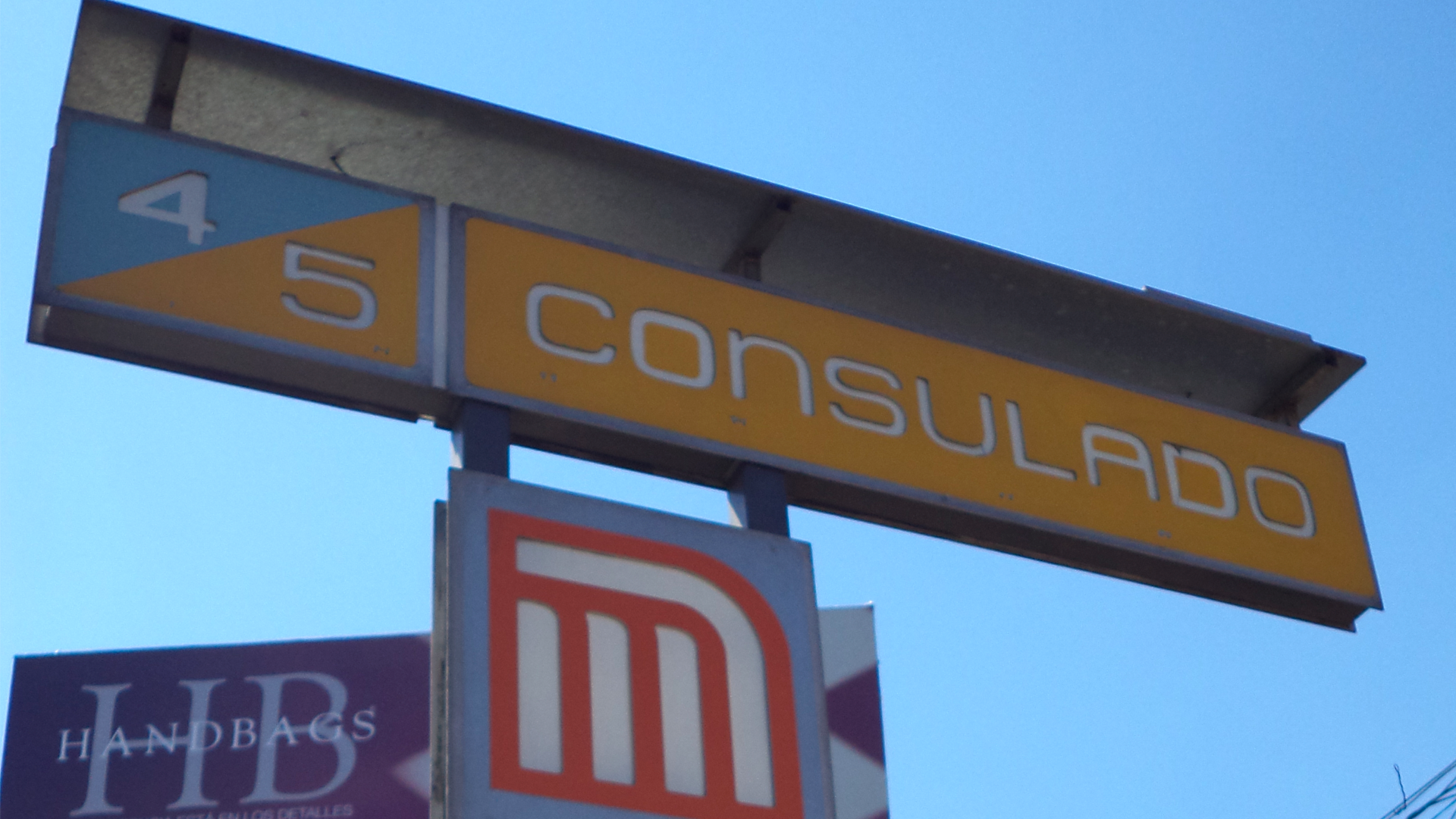 Acosadores golpean a policía por defender a mujer en el Metro