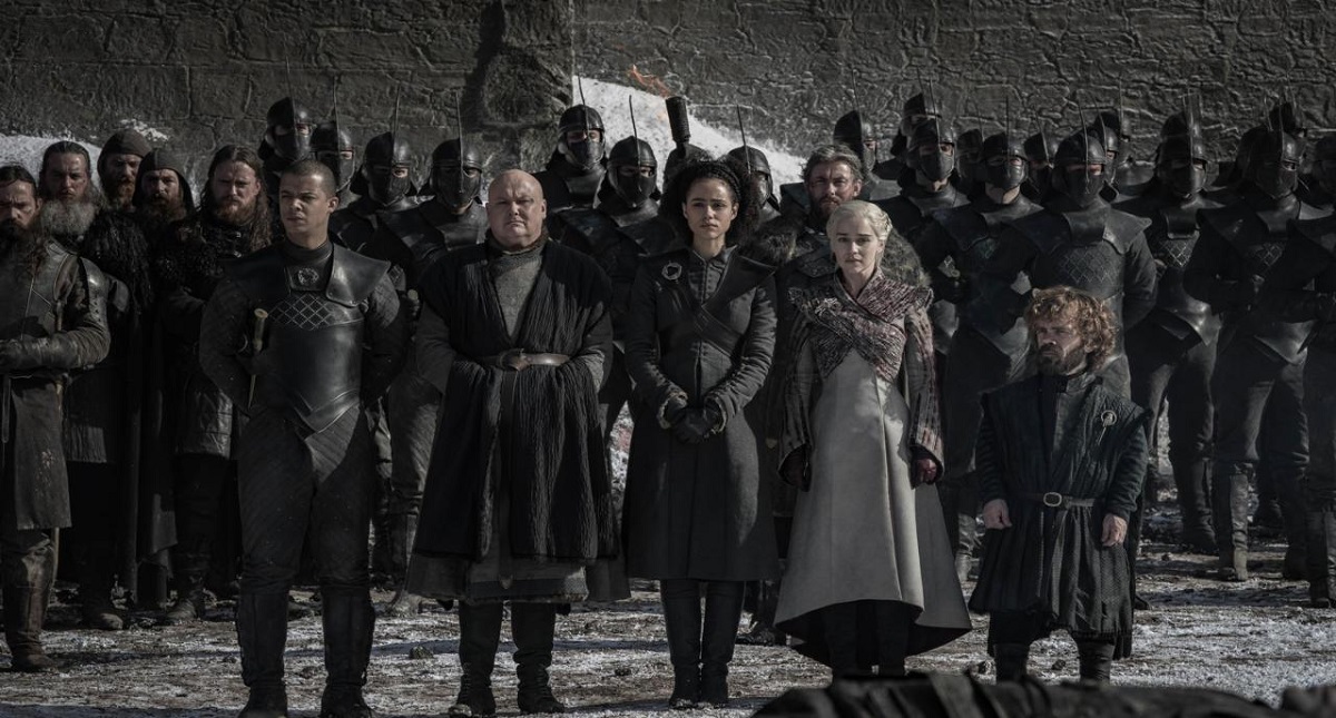 Próximos capítulos de 'Game of Thrones' son una locura: Emilia Clarke - corte-de-daenerys-tras-la-batalla-de-winterfell