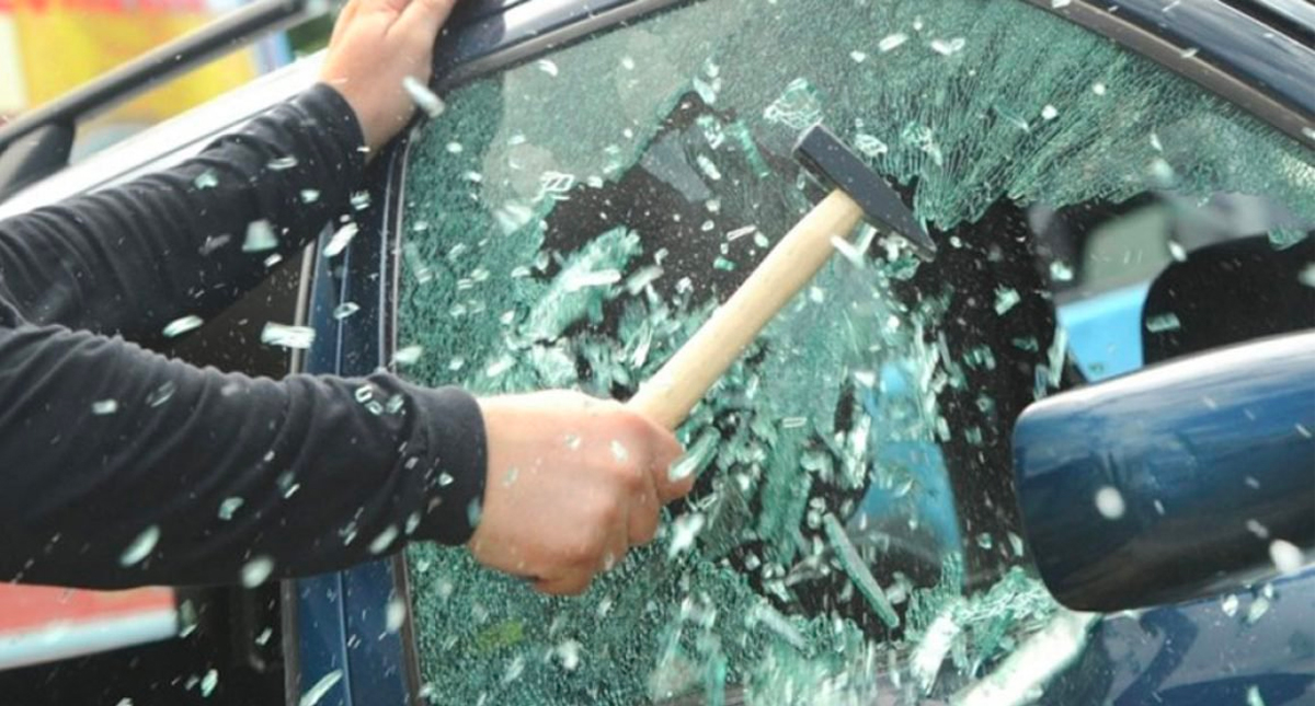 Dan ‘cristalazo’ al auto del presidente municipal de Cuautitlán Izcalli