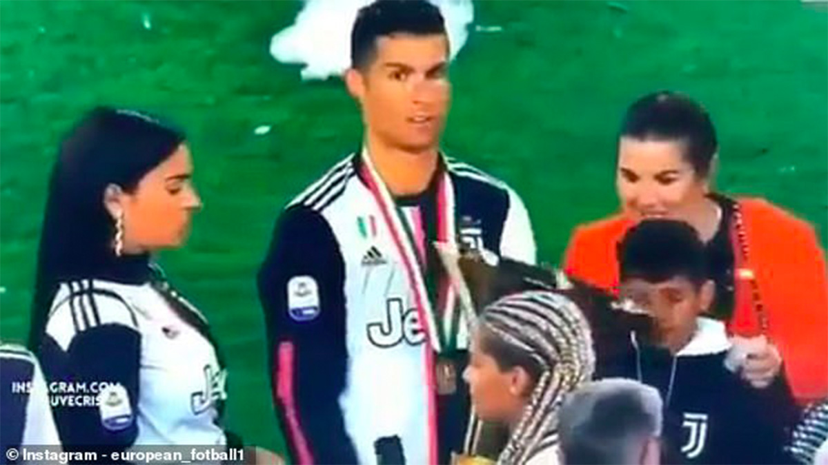 #Video Cristiano Ronaldo golpea a su hijo con el trofeo de la Juventus #Video Cristiano Ronaldo golpea a su hijo con el trofeo de la Juventus