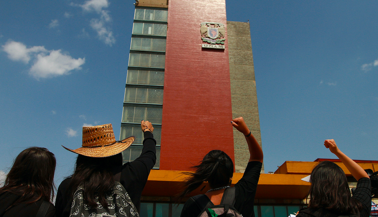 Estudiantes marchan en CU por feminicidios