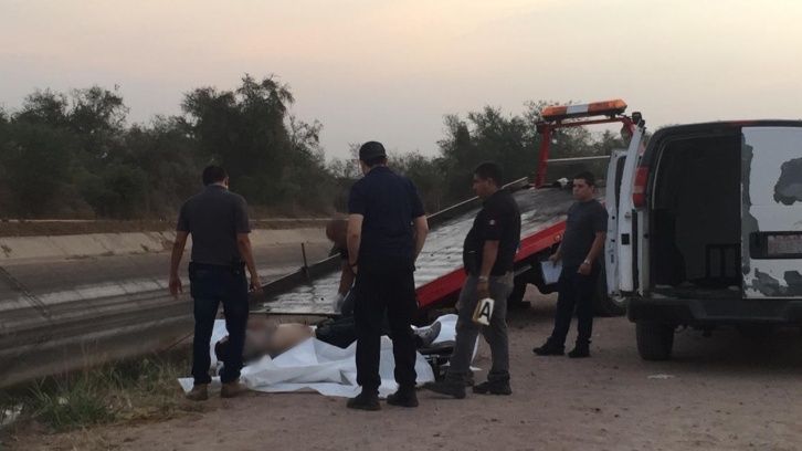 Hallan restos de jóvenes en camioneta hundida en canal de Culiacán - cuerpos-camioneta-culiacan