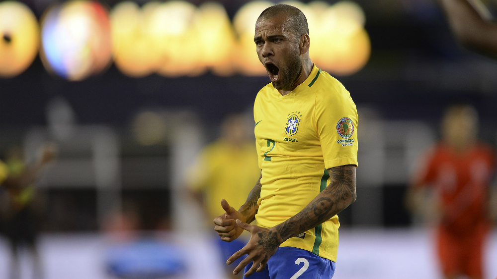Nombran a Dani Alves capitán de Brasil en la Copa América 2019