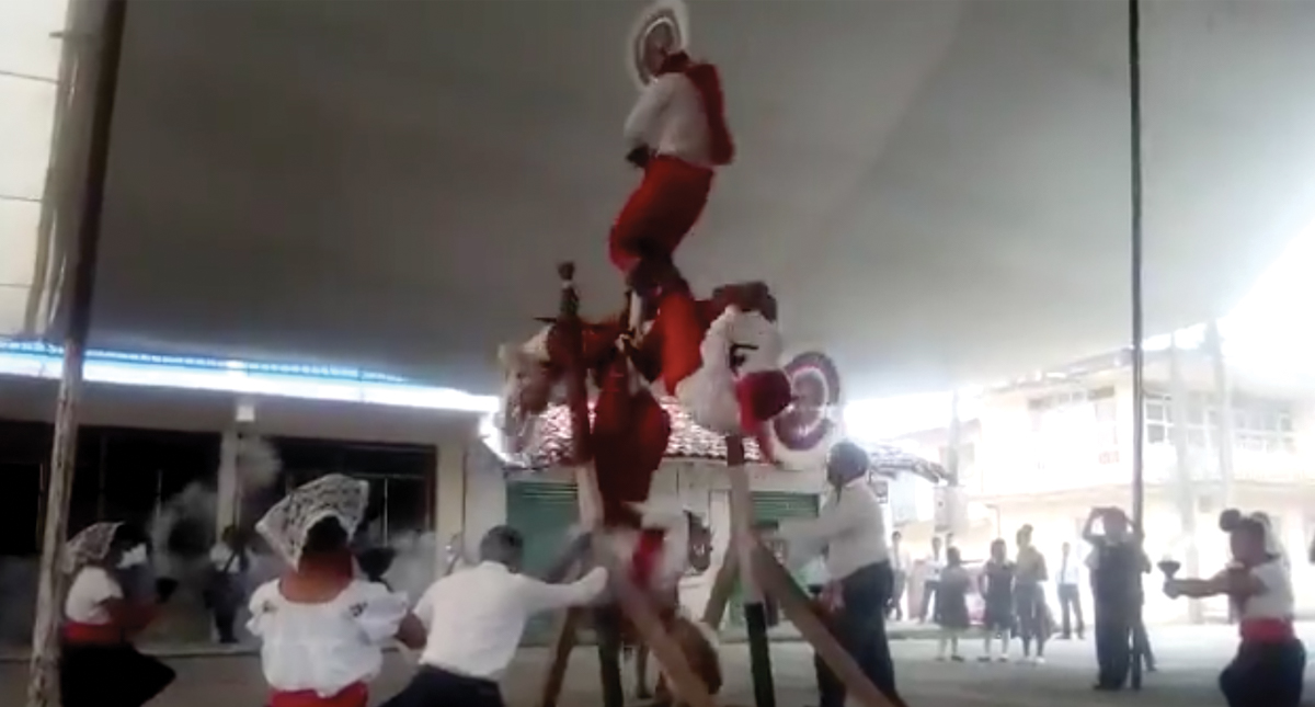 #Video Caen cuatro hombres durante danza de voladores quetzales #Video Caen cuatro hombres durante danza de voladores quetzales