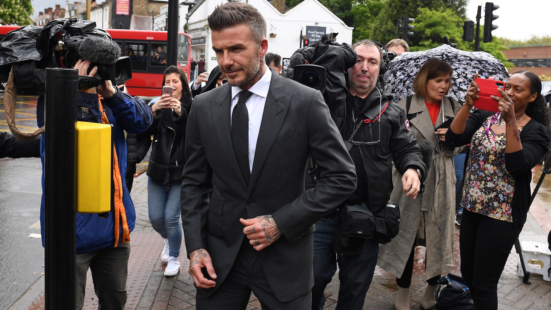 Sancionan a David Beckham por usar el celular al conducir