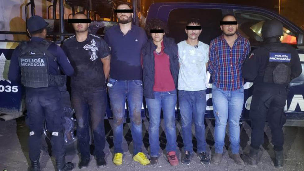 Detienen a cinco en palenque clandestino de Michoacán