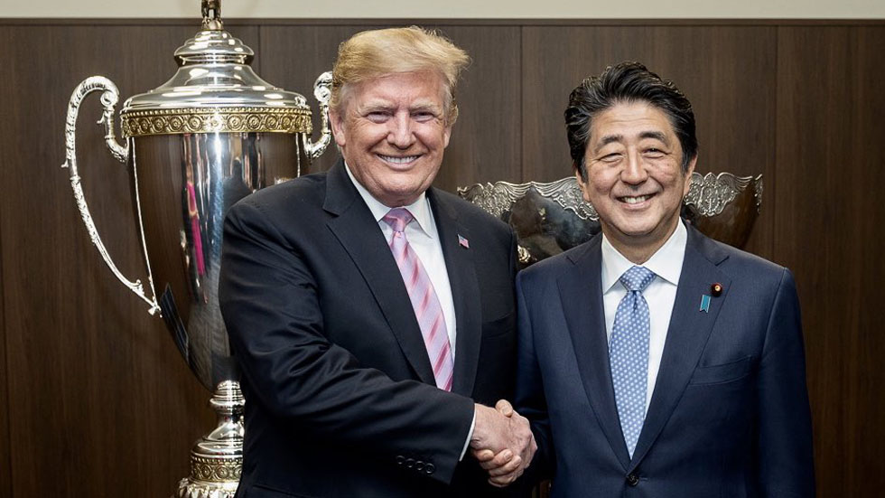Donald Trump disfruta de combate de sumo en Japón - donald-trump-con-shinzo-abe-antes-de-presenciar-pelea-de-sumo