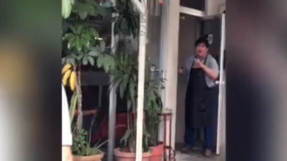 #Video Corren a pareja gay de restaurante por tomarse de la mano