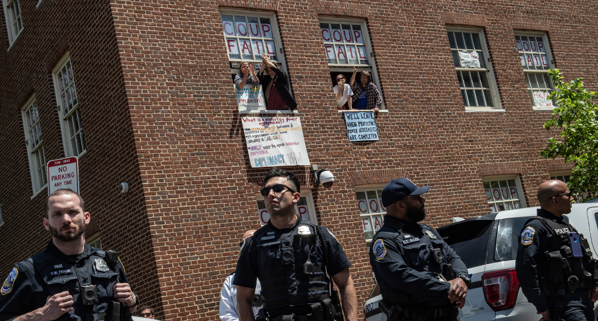 Activistas desalojados de embajada de Venezuela en Washington enfrentarían un año de cárcel