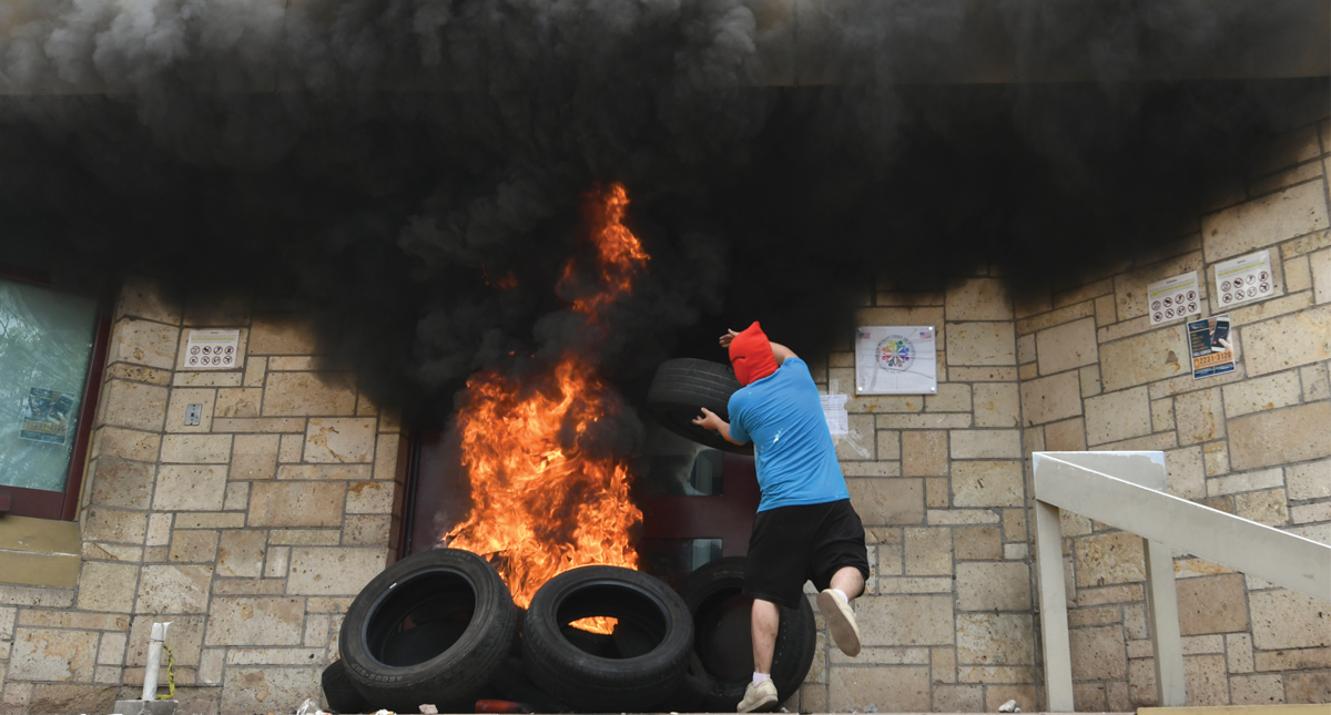 Encapuchados provocan incendio en embajada de EE.UU. en Honduras
