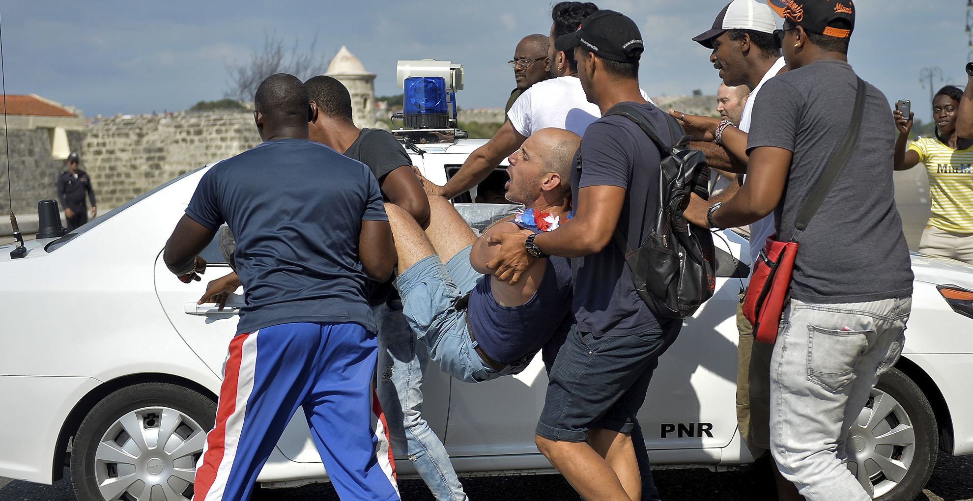Aunque corearon “sí se pudo”, policía frustra marcha LGBT en Cuba