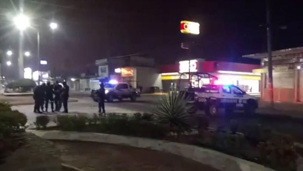 Policías y hombres armados se enfrentan en Minatitlán