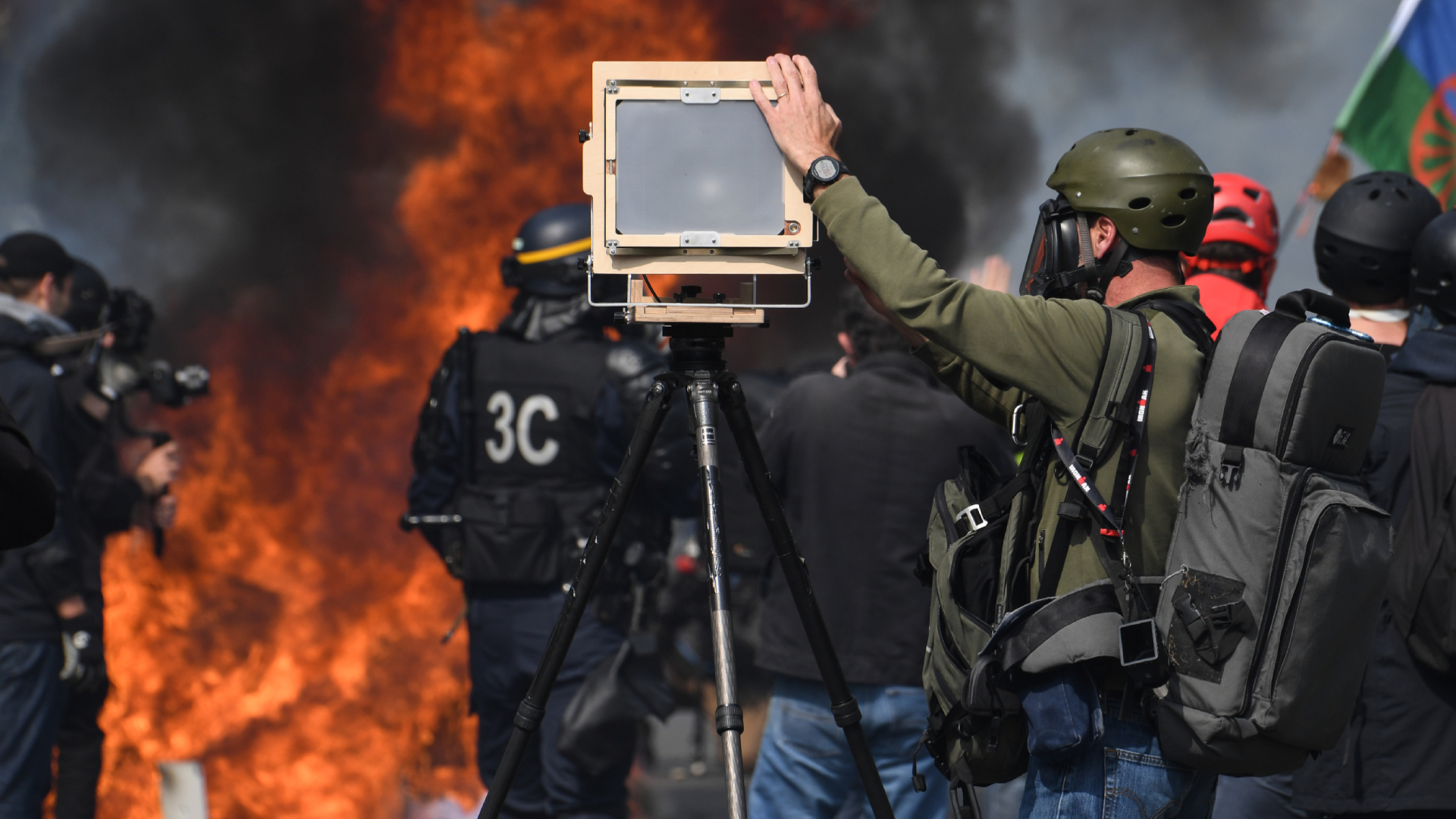 Chocan manifestantes y autoridades en París