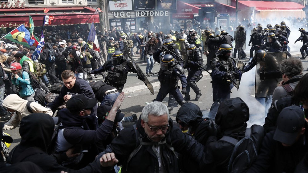 Enfrentamientos entre policías y manifestantes en París