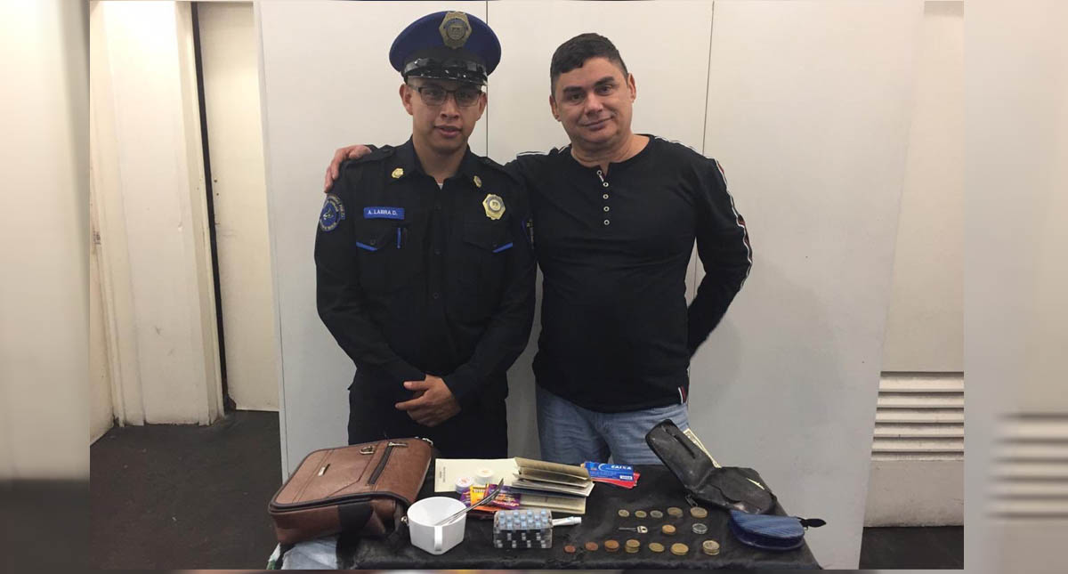 Policía de Metrobús devuelve más de 51 mil pesos a turista brasileño