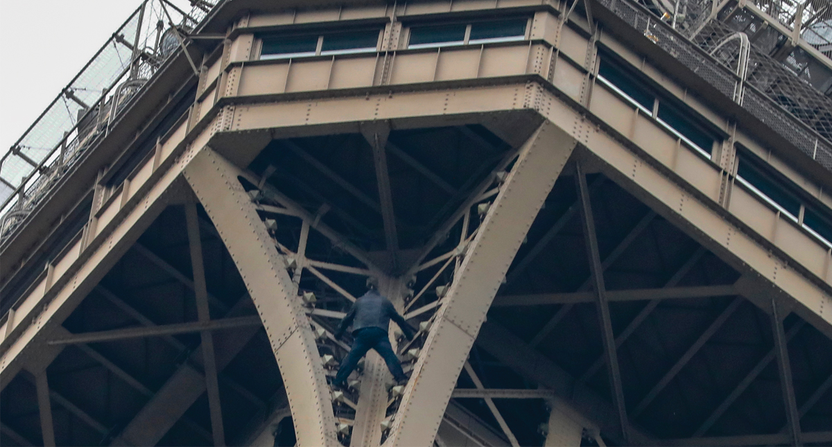 Detienen a hombre que escaló la Torre Eiffel