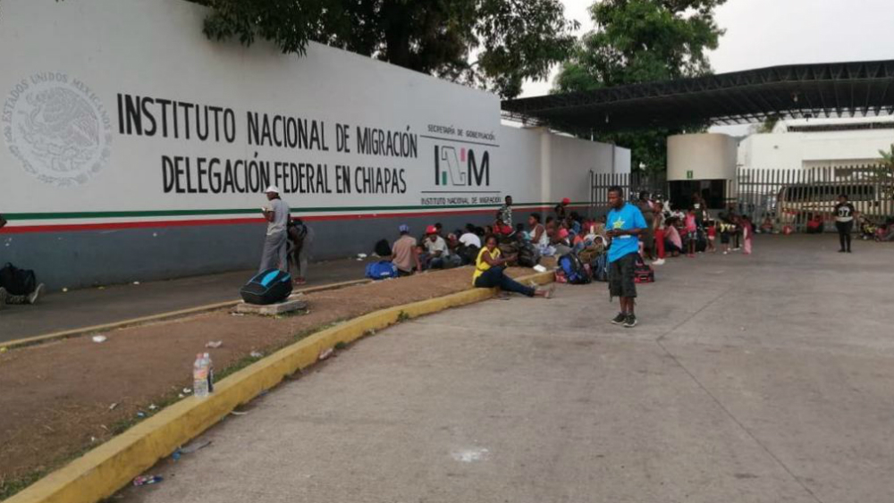 Reporta INM fuga de 25 personas de estación migratoria en Tapachula