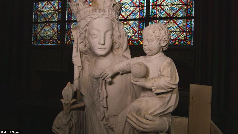 Imágenes del interior de la catedral de Notre-Dame - estatua-incendio-catedral-de-notre-dame