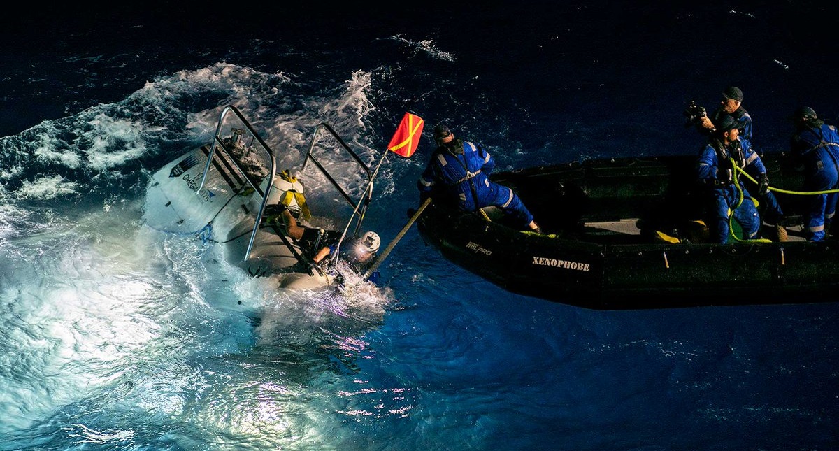 Hallan bolsa de plástico en inmersión a lo más profundo del mar
