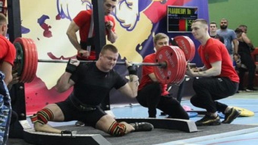 #Video Deportista se rompe la pierna al cargar pesa de 250 kg