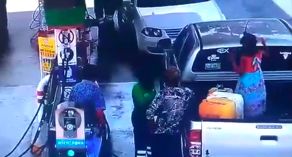 #Video Flamazo en gasolinera de Querétaro quema a padre e hija