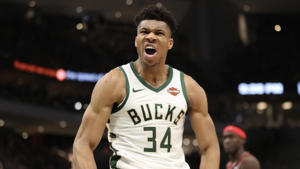 Milwaukee arrolla a Toronto con Antetokounmpo a la cabeza y se van 2-0 arriba