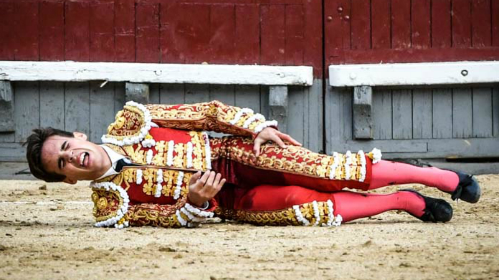 Grave cornada a torero Gonzalo Caballero en Las Ventas