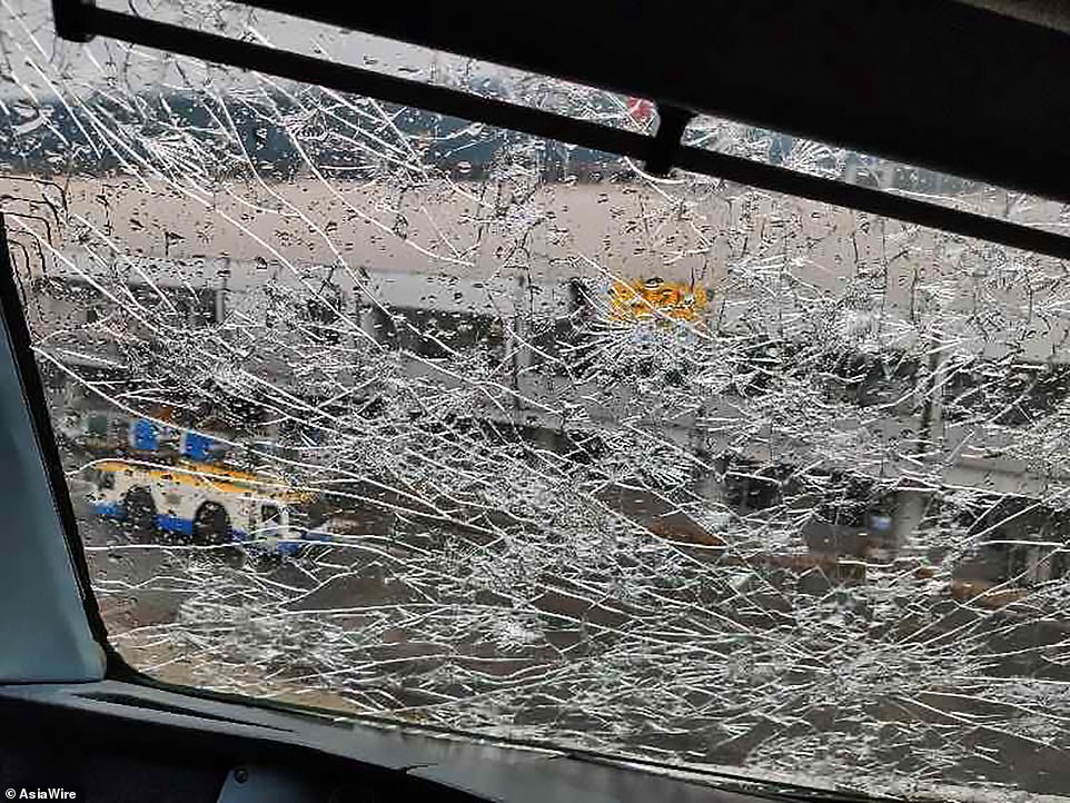 Granizo casi destroza parabrisas de avión en China - granizo-avion-parabrisas