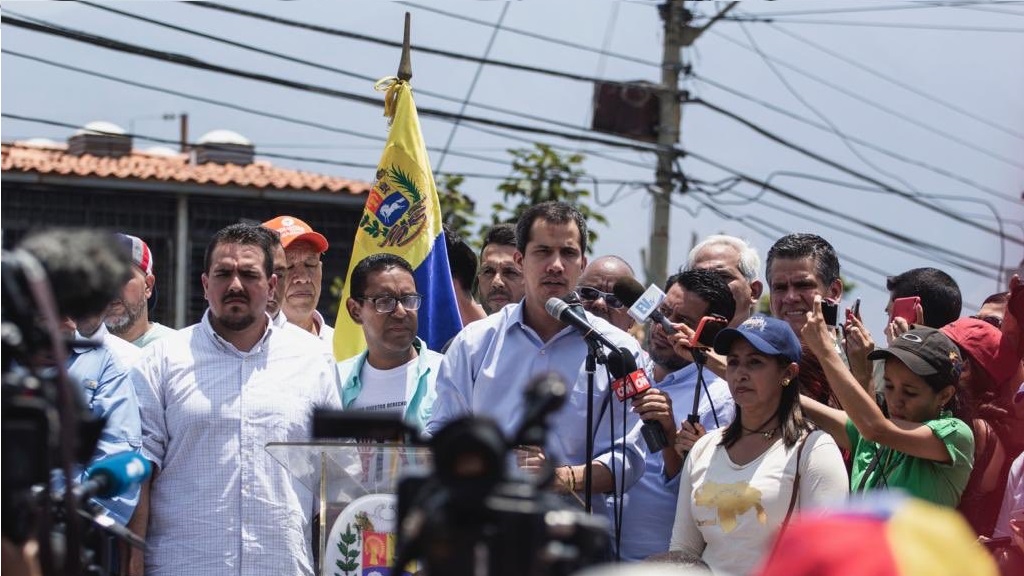 Maduro debe decidir si sale por la fuerza de Venezuela: Guaidó