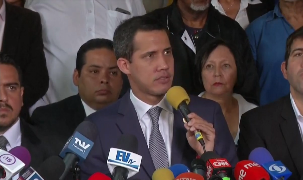 Juan Guaidó habla a los medios desde Caracas