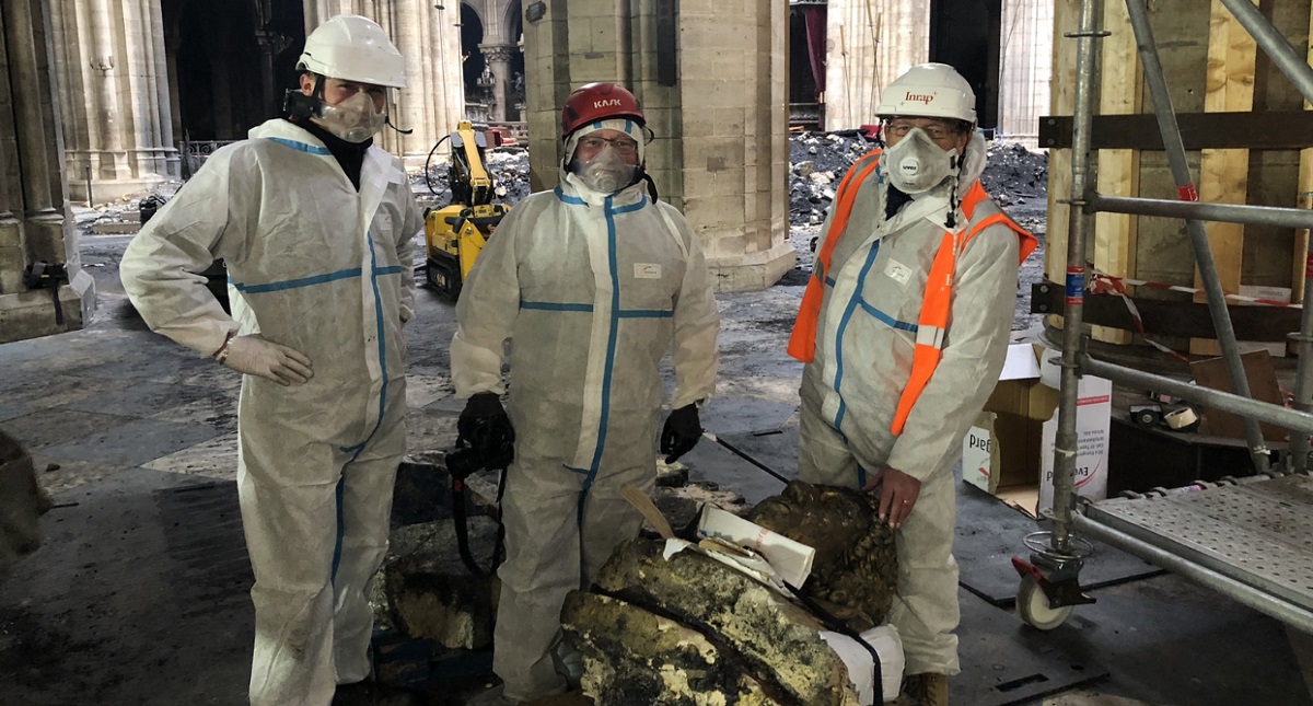 Hallan ‘querubín dorado’ entre escombros de Notre-Dame Hallan ‘querubín dorado’ entre escombros de Notre-Dame