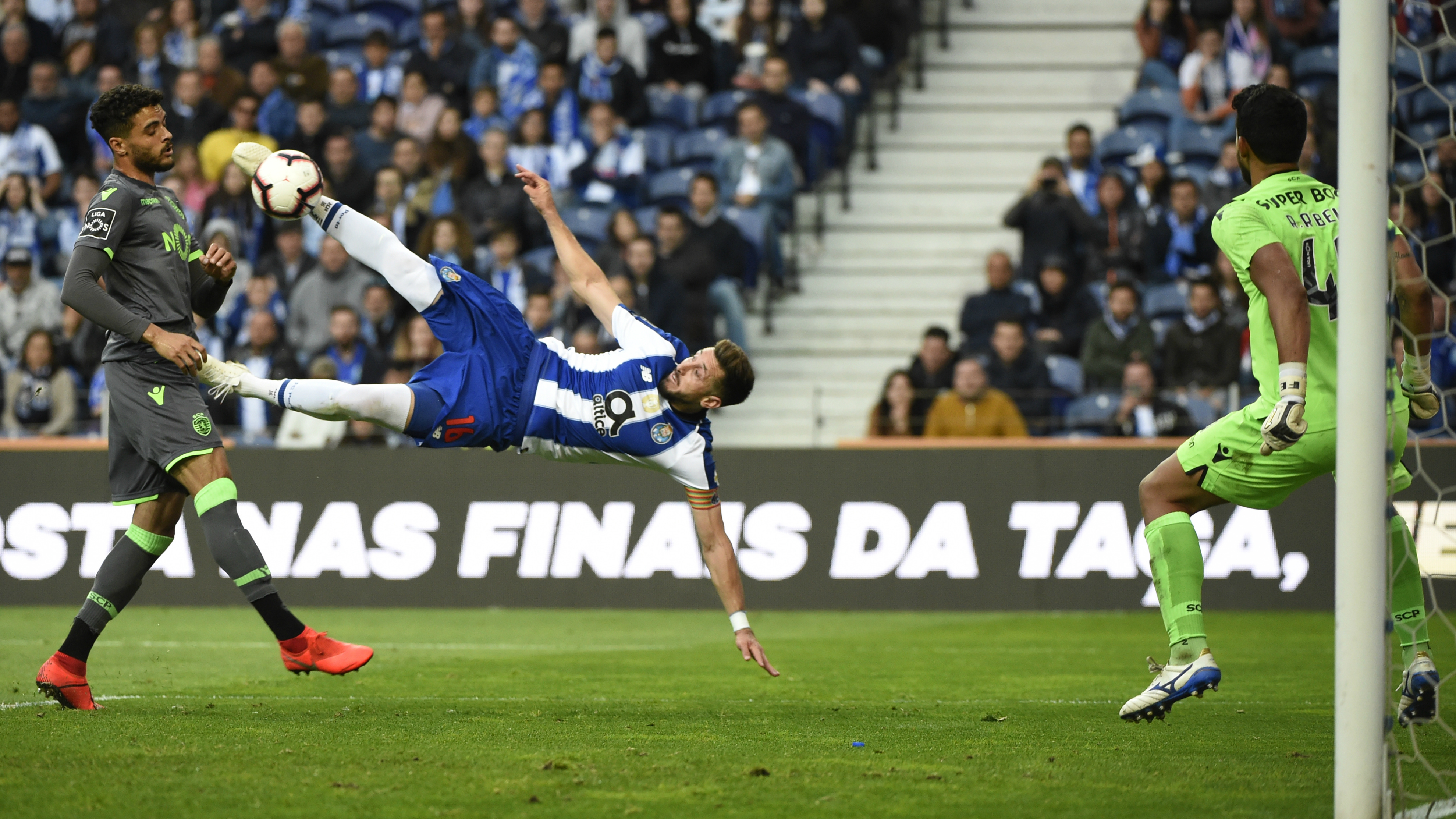 #Video Golazo de Héctor Herrera da triunfo al Porto