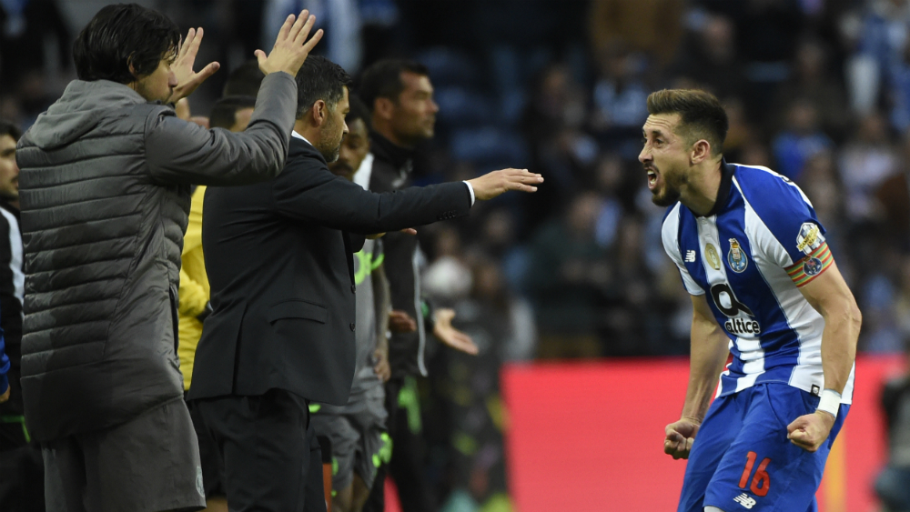 Técnico del Benfica elogia labor de Héctor Herrera en el Porto
