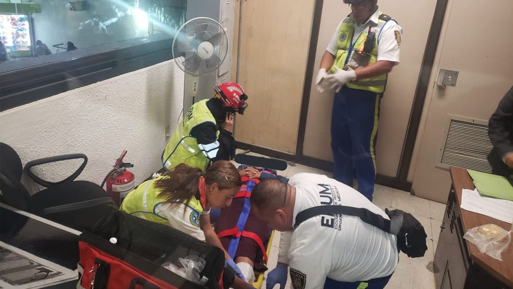 Corto circuito en Metro Chabacano deja tres heridos
