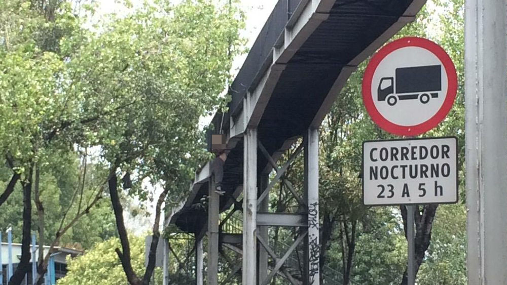 Encuentran a hombre colgado en puente peatonal de Circuito Interior