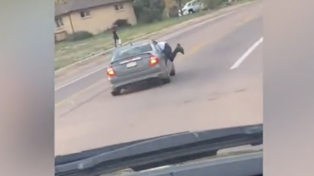 #Video Hombre cuelga de ventanilla de auto que viaja a gran velocidad