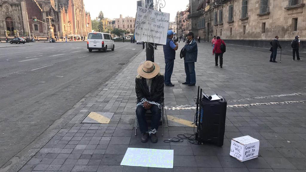 Adulto mayor se encadena a poste afuera de Palacio Nacional - hombre-encadenado-frente-a-palacio-nacional