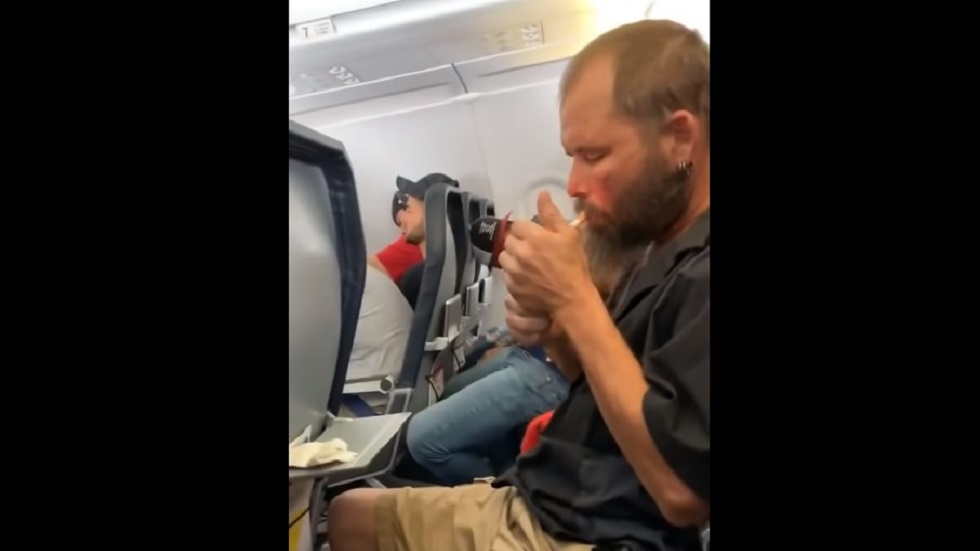 #Video Hombre se pone a fumar en pleno vuelo