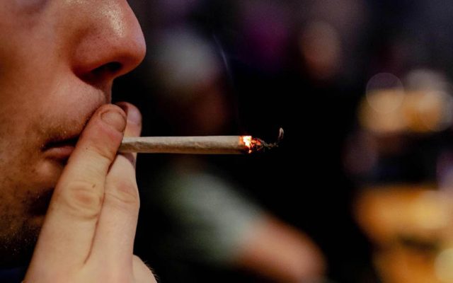 Legalización de la mariguana duplicó número de consumidores en Canadá - hombre-fumando-mariguana-640x400