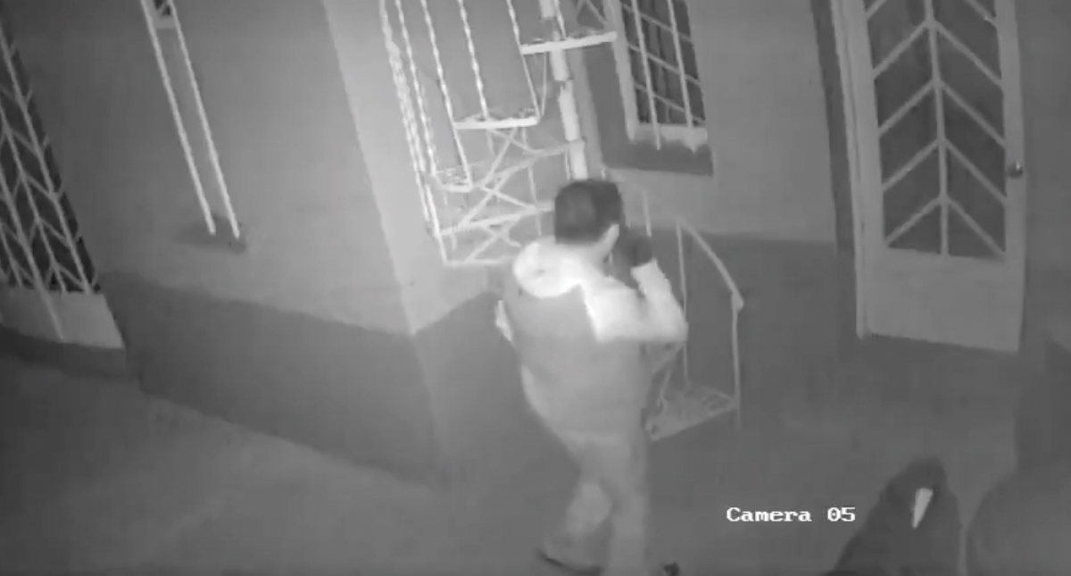 #Video Hombre intenta entrar a la casa de Lynn Fainchtein