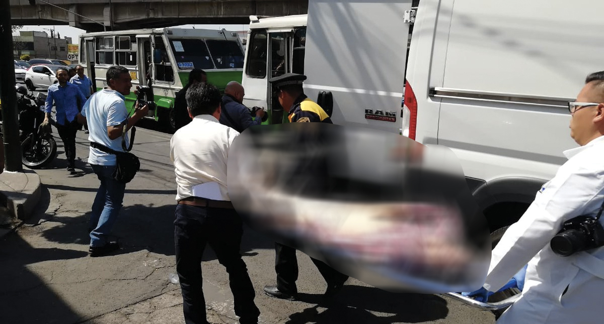 Hombre muere de infarto en microbús en Venustiano Carranza