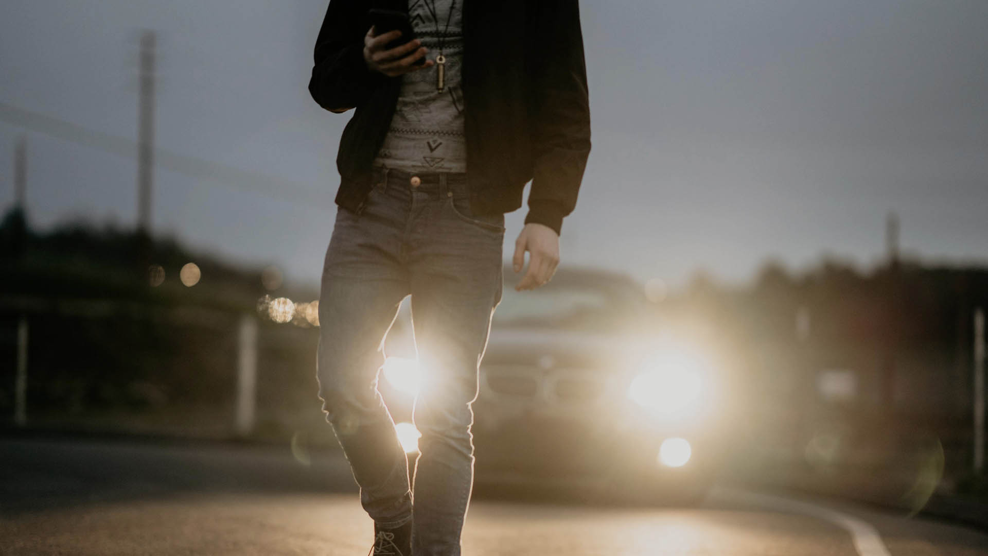 Proponen multar a quienes caminen utilizando el celular en Nueva York - hombre-texteando-a-mitad-de-la-calle