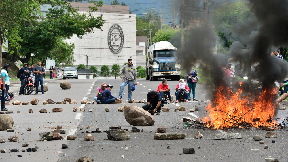 Maestros y médicos hondureños retoman protestas pese a represión policial